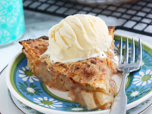 Granny Smith Apple Pie with Cheddar Cheese Crust | The Cooking Bride