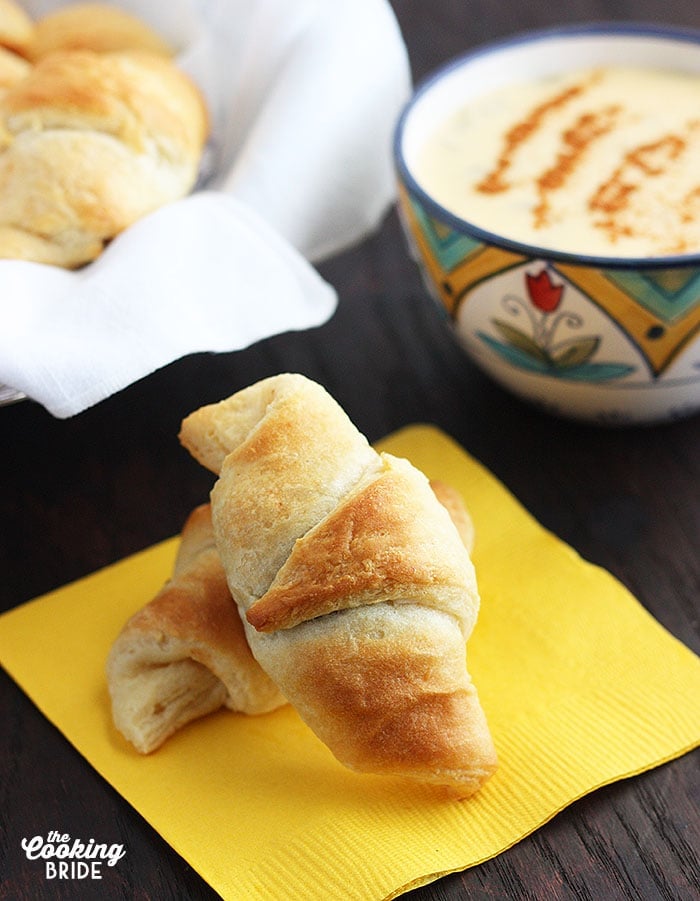 These crescent roll appetizers are stuffed with tender pulled pork and tangy BBQ sauce, then baked until golden brown and flaky. Serve them with a creamy, spicy homemade nacho cheese sauce dipping and you’ve got the perfect mouthful.