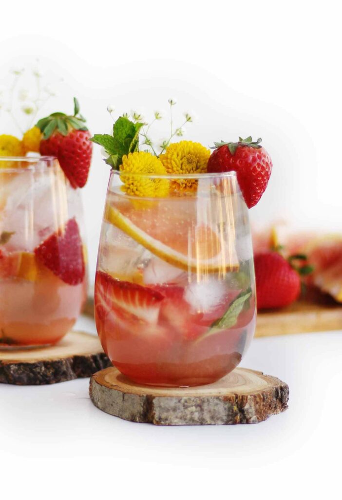 https://cookingbride.com/wp-content/uploads/2019/04/Grapefruit-strawberry-mojito-web1-702x1024.jpg