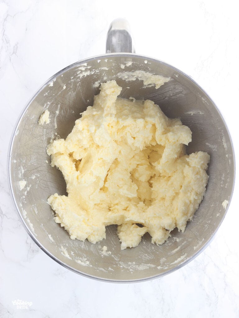 butter, shortening, eggs and sugar in a mixing bowl beaten until fluffy