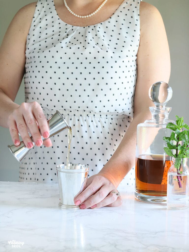 How to Make a Classic Mint Julep Cocktail - The Cooking Bride