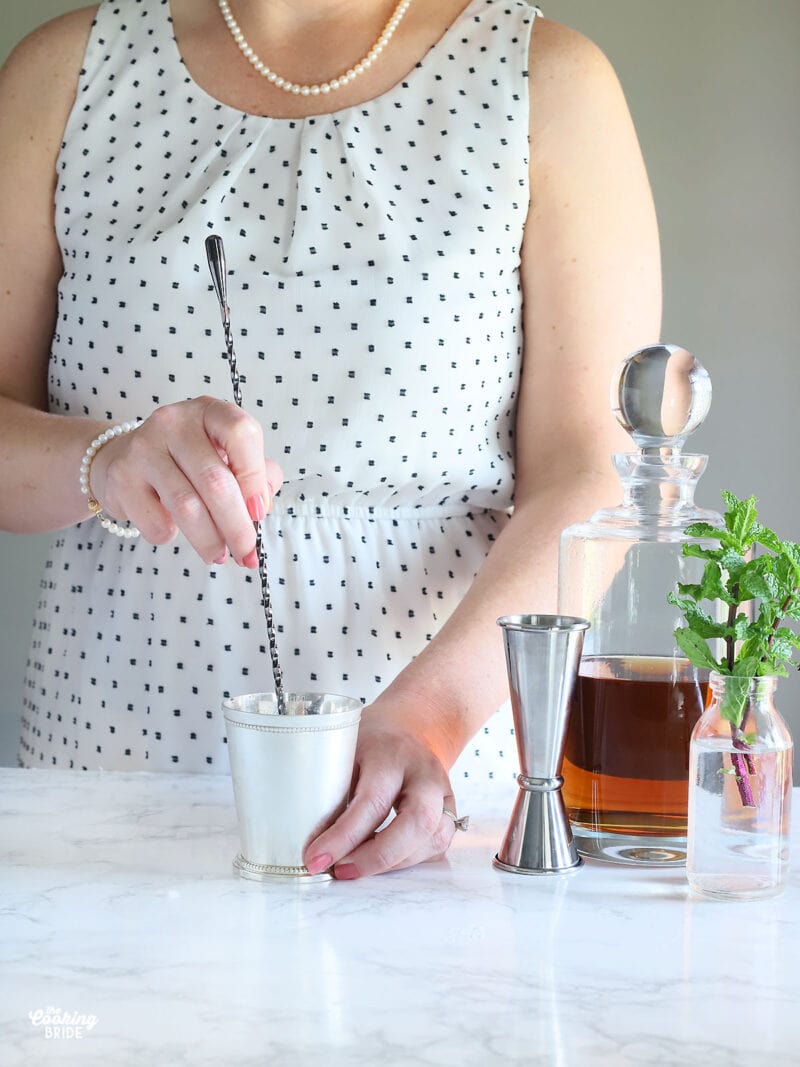 How to Make a Classic Mint Julep Cocktail - The Cooking Bride