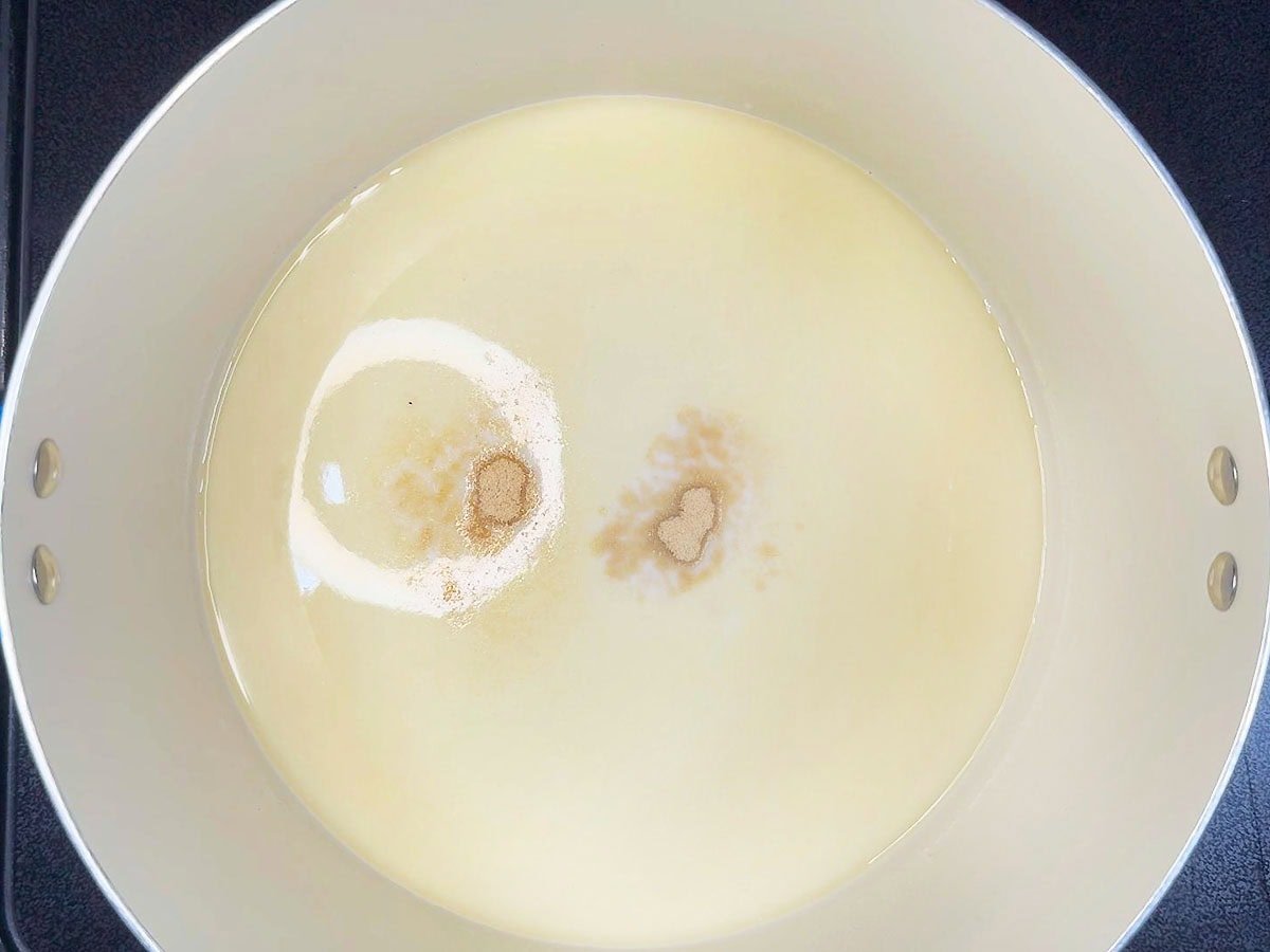 Garlic powder and onion powder added to the the cream sauce.
