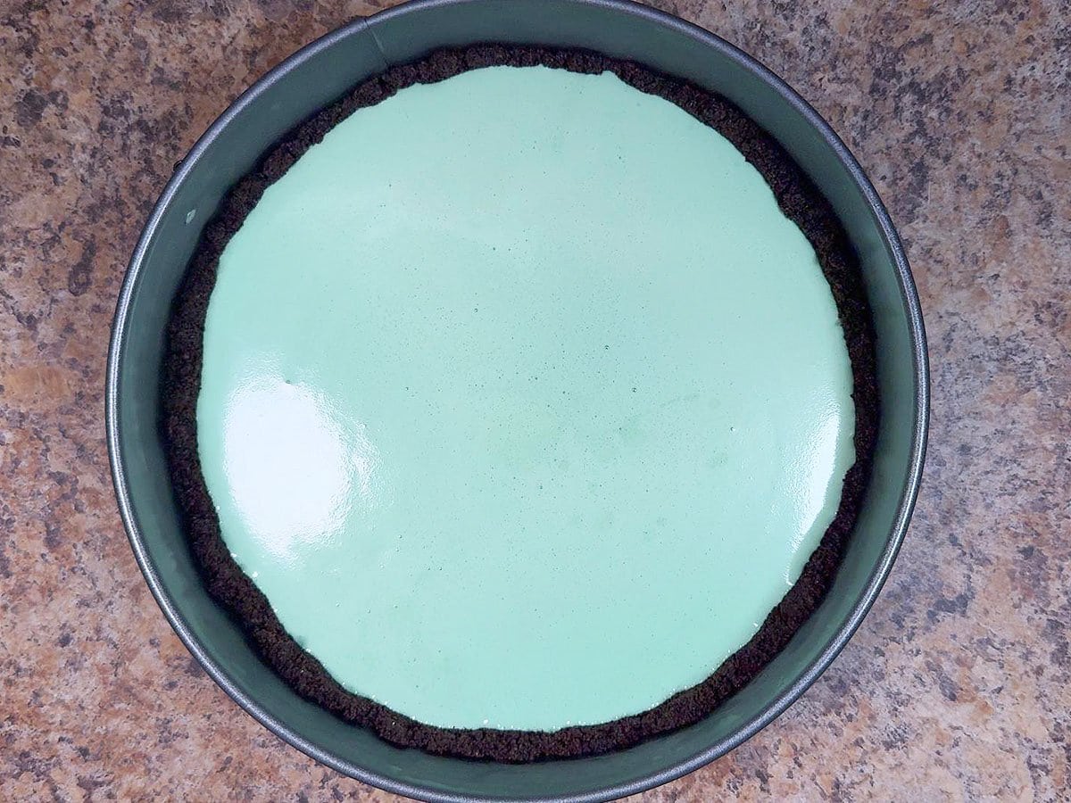 Mint filling poured into the chocolate cookie crust.